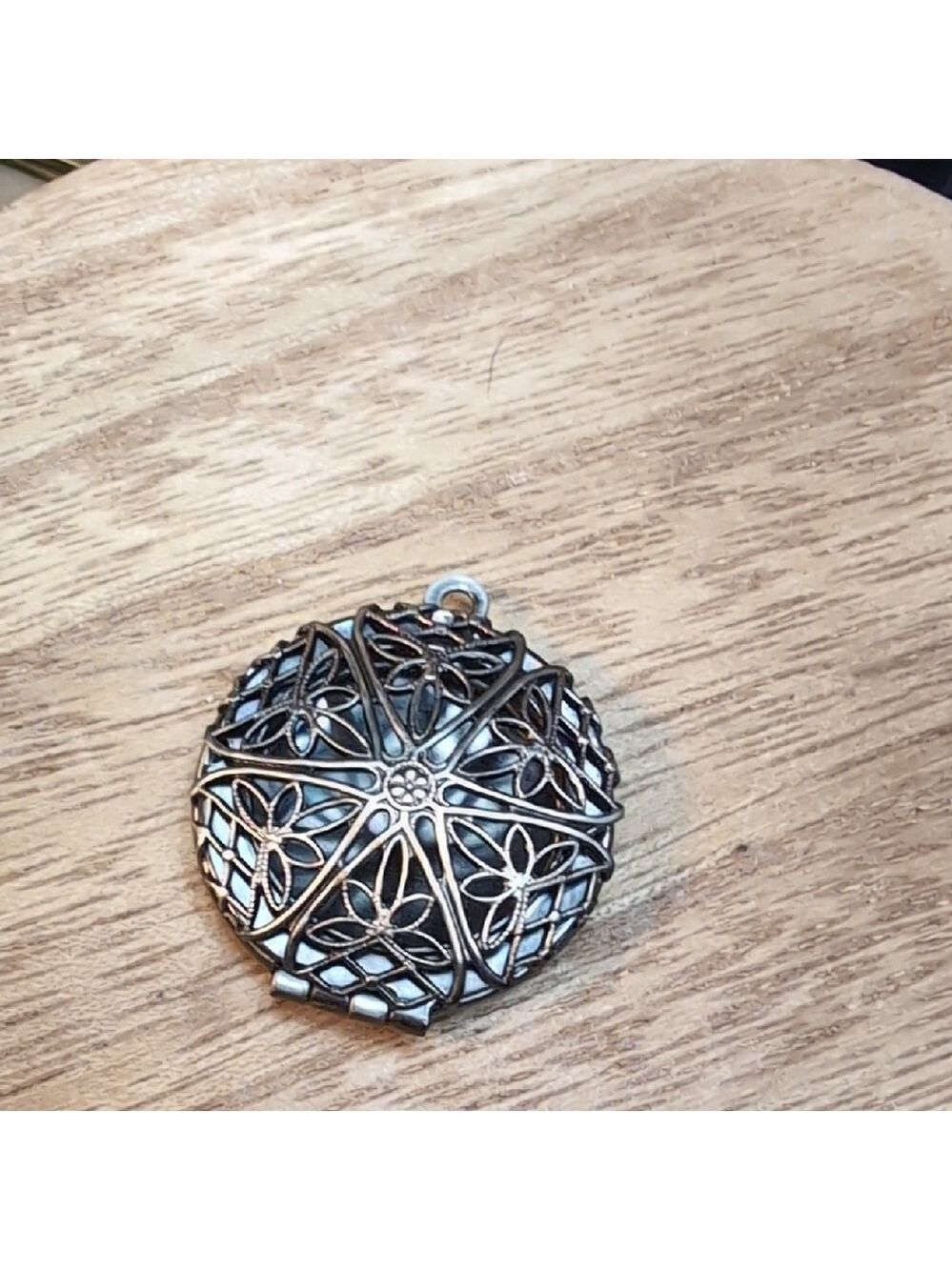 Intricate Oil diffuser Locket - Picture 3 of 5